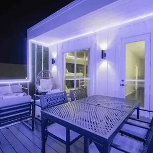 Luxury Four-story Home, Rooftop Deck With Views, Pingpong! Sleeps 12! Holiday home Nashville